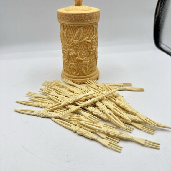 Vintage Hors D’oeuvre Fork Set In Celluloid Container Cocktail Rose lattice Tiki - Picture 2 of 16